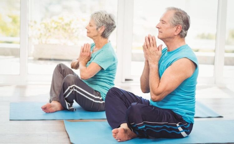 Personas haciendo yoga para la rehabilitación cardíaca