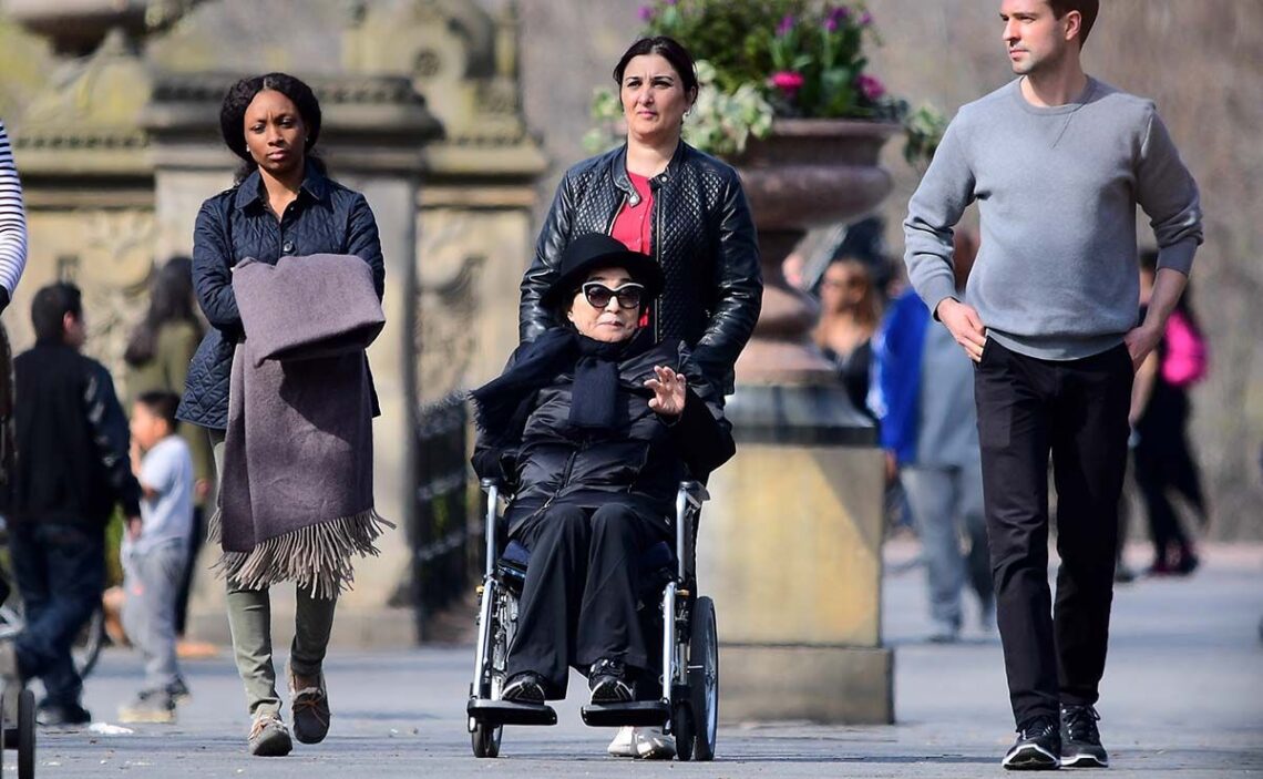 Yoko Ono en silla de ruedas debido a una enfermedad