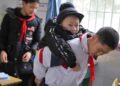 Niño que carga a otro con discapacidad