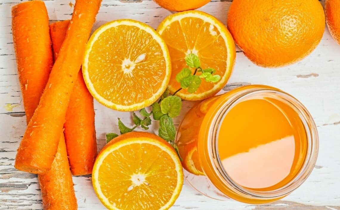 Zumo de naranja y zanahoria piel
