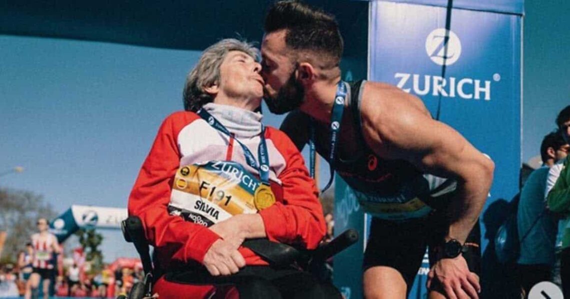Eric junto a su madre Silvia, con esclerosis múltiple, tras concluir el maratón. Foto: Instagram