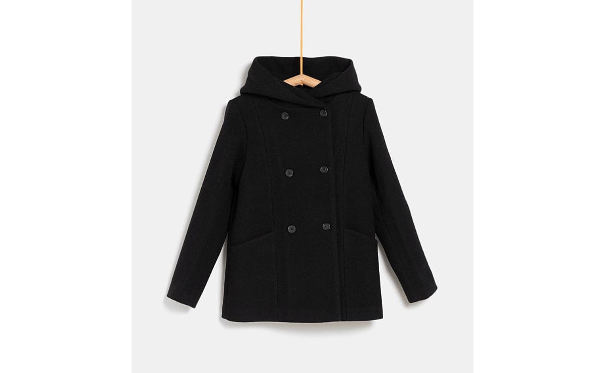 El abrigo corto de lana negro ideal para Navidad de Carrefour