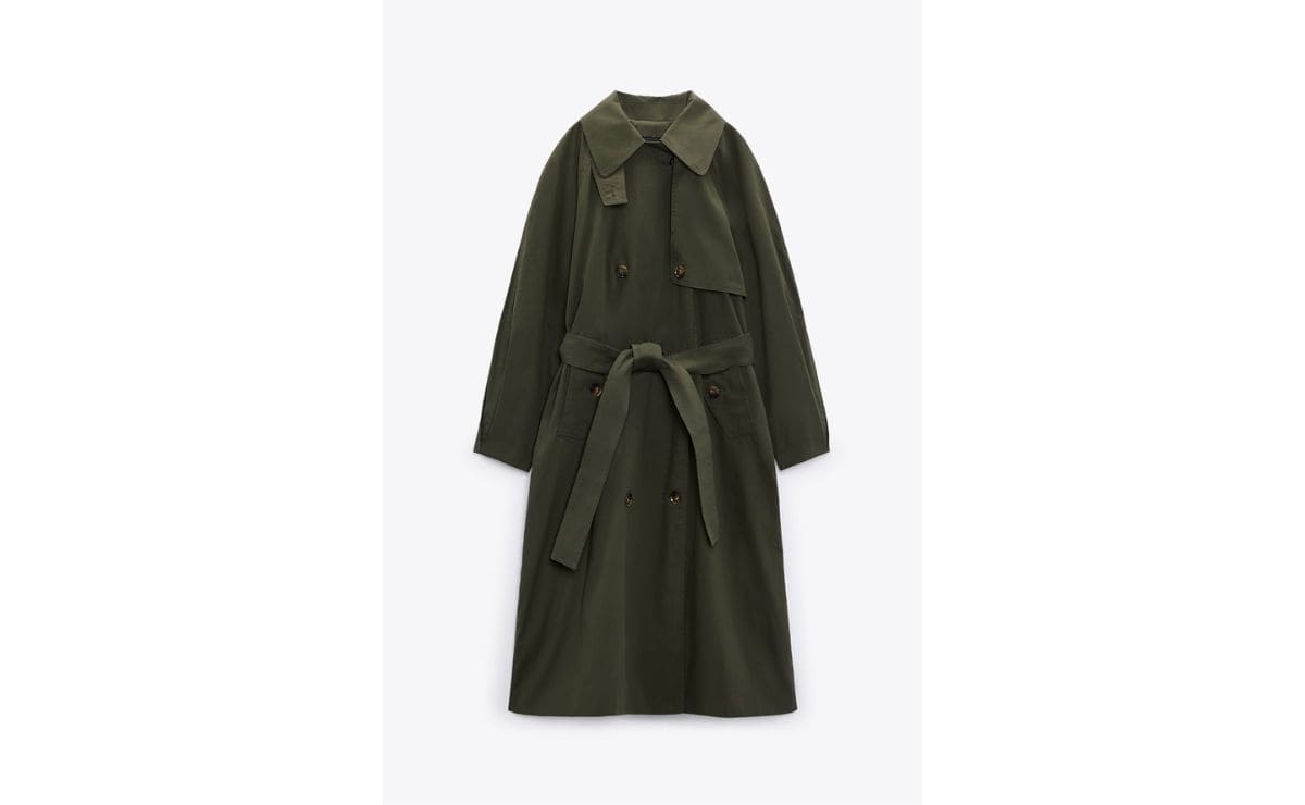 La gabardina oversize que ahora encontrarás en las rebajas de Zara