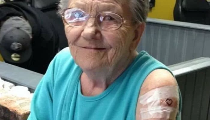 abuela con tatoo