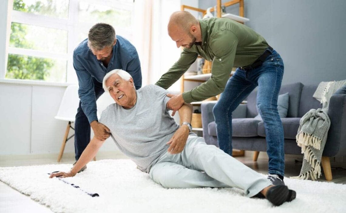 abuelo caída persona mayor anciano
