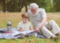 Abuelo cuidando de su nieto