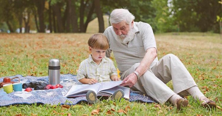 Abuelo cuidando de su nieto