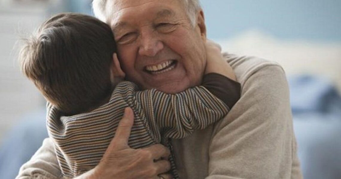 Un abuelo y su nieto dándose un abrazo