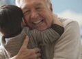 Un abuelo y su nieto dándose un abrazo
