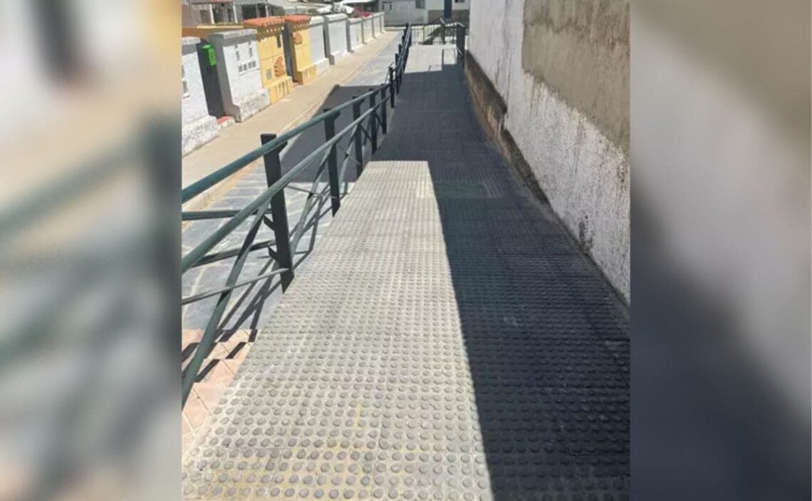Nuevas rampas para mejorar la accesibilidad de Las 300, en Cáceres