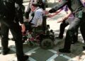 Una persona en silla de ruedas es auxiliada después de tropezar con el alcorque sin árbol ni rejilla. - Diario Jaen