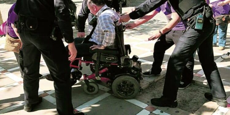 Una persona en silla de ruedas es auxiliada después de tropezar con el alcorque sin árbol ni rejilla. - Diario Jaen