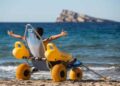 Persona con discapacidad disfruta de la accesibilidad de una playa de Benidorm