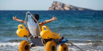 Persona con discapacidad disfruta de la accesibilidad de una playa de Benidorm