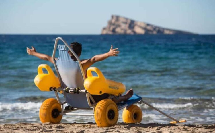 Persona con discapacidad disfruta de la accesibilidad de una playa de Benidorm