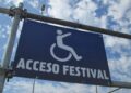 Cartel informativo para el acceso de personas con discapacidad a un festival de música
