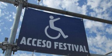 Cartel informativo para el acceso de personas con discapacidad a un festival de música