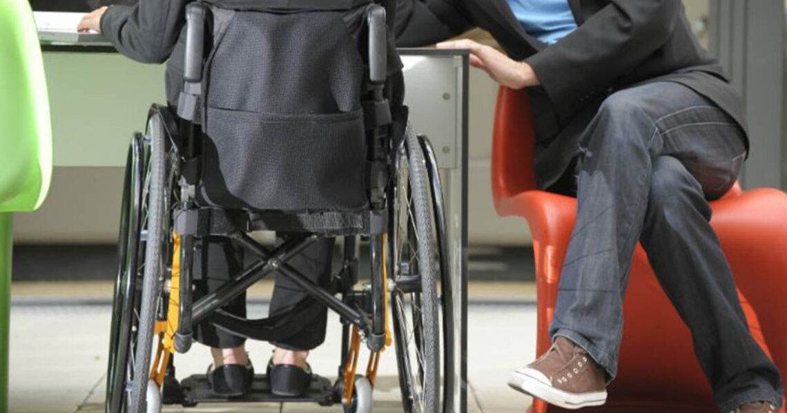 Persona en silla de ruedas trabajando