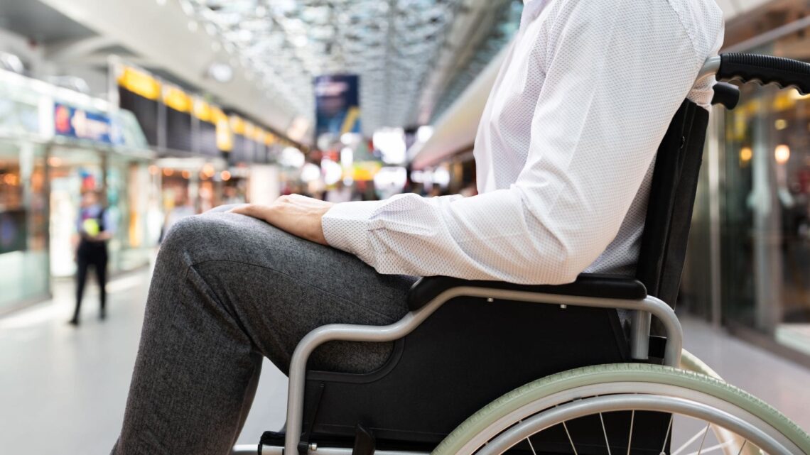 Aena busca empresa para el servicio de atención a personas con movilidad reducida en el Aeropuerto Adolfo Suárez Madrid Barajas