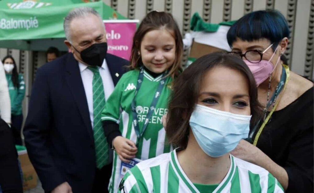 Una aficionada del Real Betis dona su coleta para mujeres con cáncer