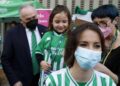 Una aficionada del Real Betis dona su coleta para mujeres con cáncer