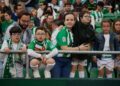 Aficionados con discapacidad durante el partido más inclusivo del mundo en el Benito Villamarín campo del Betis