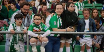 Aficionados con discapacidad durante el partido más inclusivo del mundo en el Benito Villamarín campo del Betis