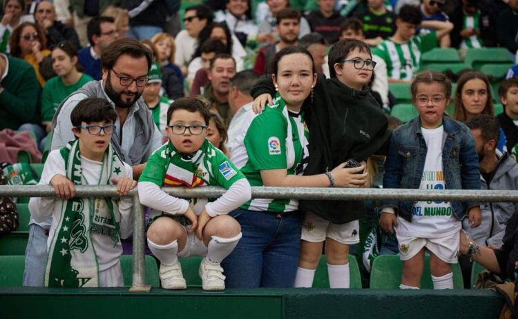 Aficionados con discapacidad durante el partido más inclusivo del mundo en el Benito Villamarín campo del Betis