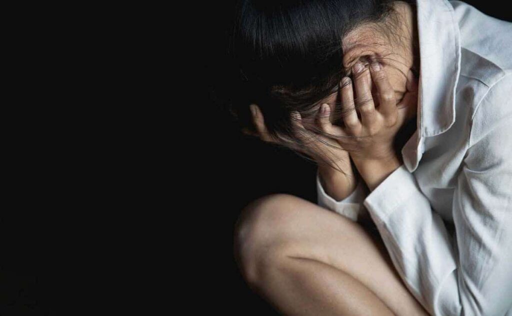 Mujer tras sufrir una agresión sexual