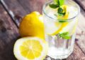 Agua con limón para bajar de peso