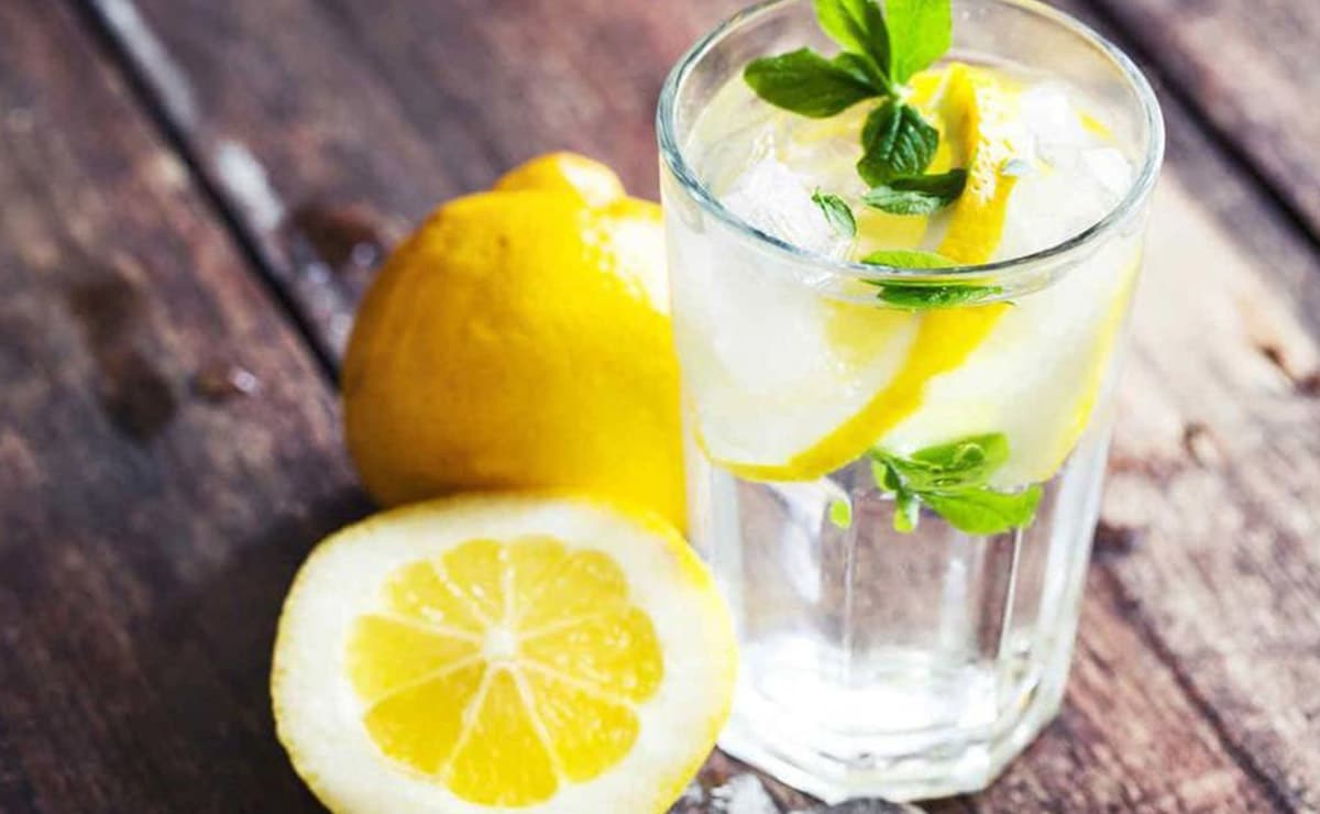 Agua con limón para bajar de peso