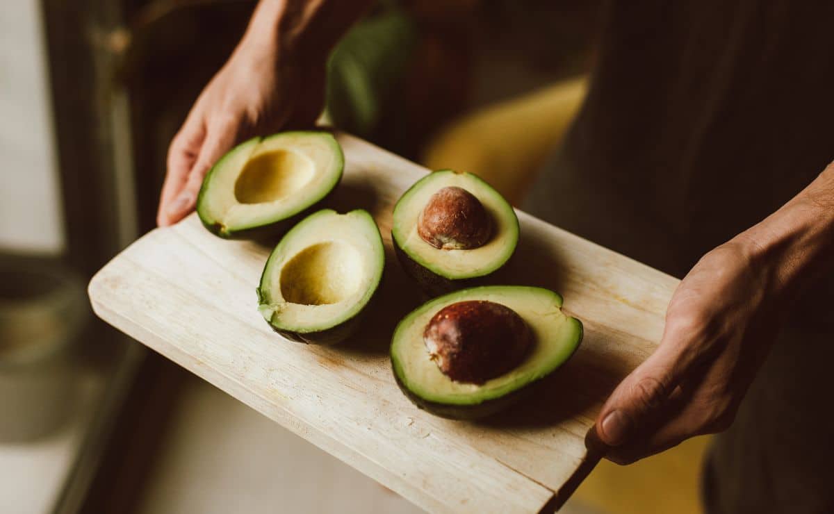 La mascarilla de aguacate puede ser una buena opción para evitar las canas