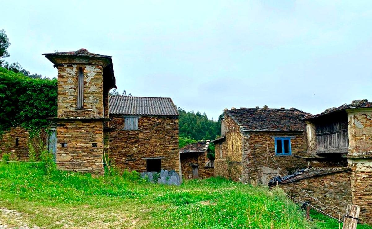 A la venta en Idealista un conjunto de 3 casas en una aldea de Galicia