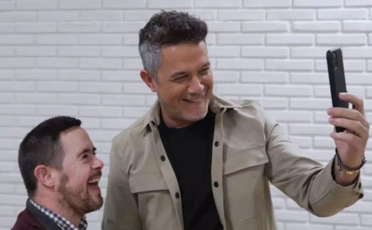 Alejandro Sanz es la imagen de la nueva campaña de Asindown por el Día Mundial del Síndrome de Down