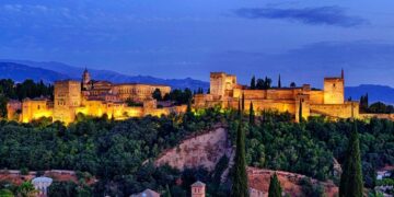 Viajes El Corte Inglés ofrece un viaje a Granada a precio reducido como el IMSERSO
