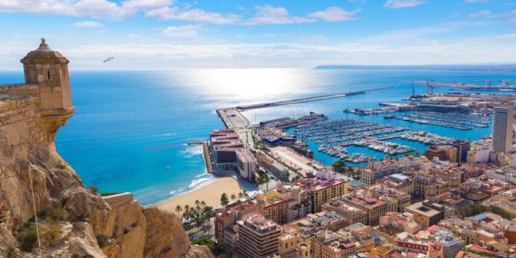 Alicante, uno de los destinos que se incluyen en la oferta de turismo del IMSERSO
