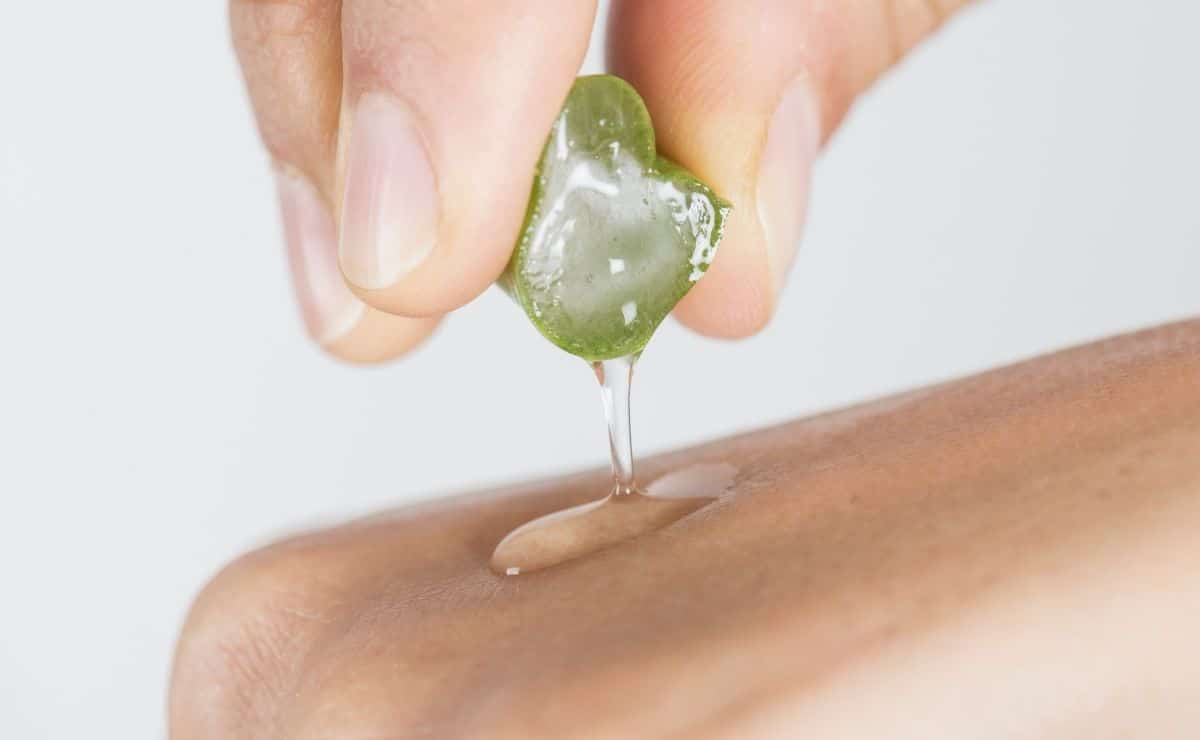 Persona utilizando gel de aloe vera sobre una mancha