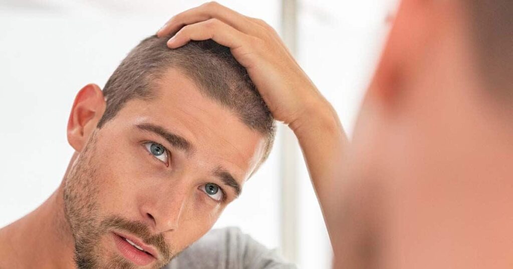 Joven tocándose el pelo