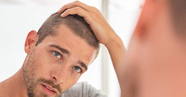 Joven tocándose el pelo