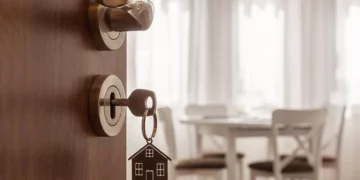 Puerta con las llaves en la cerradura piso tutelado vivienda