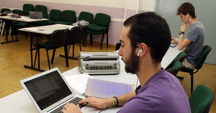 Chicos con problemas visuales, estudiantes del colegio de la ONCE, examinandose de la selectividad.