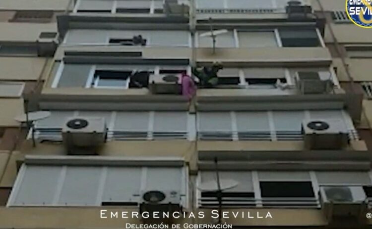 Bombero de Sevilla rescatando una mujer con Alzheimer
