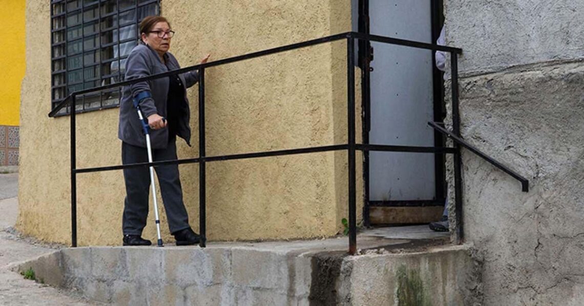 Carmen entrando en su casa gracias a la rampa que ella misma construyó