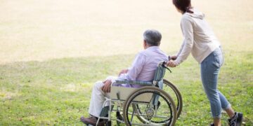 anciana silla de ruedas dependencia