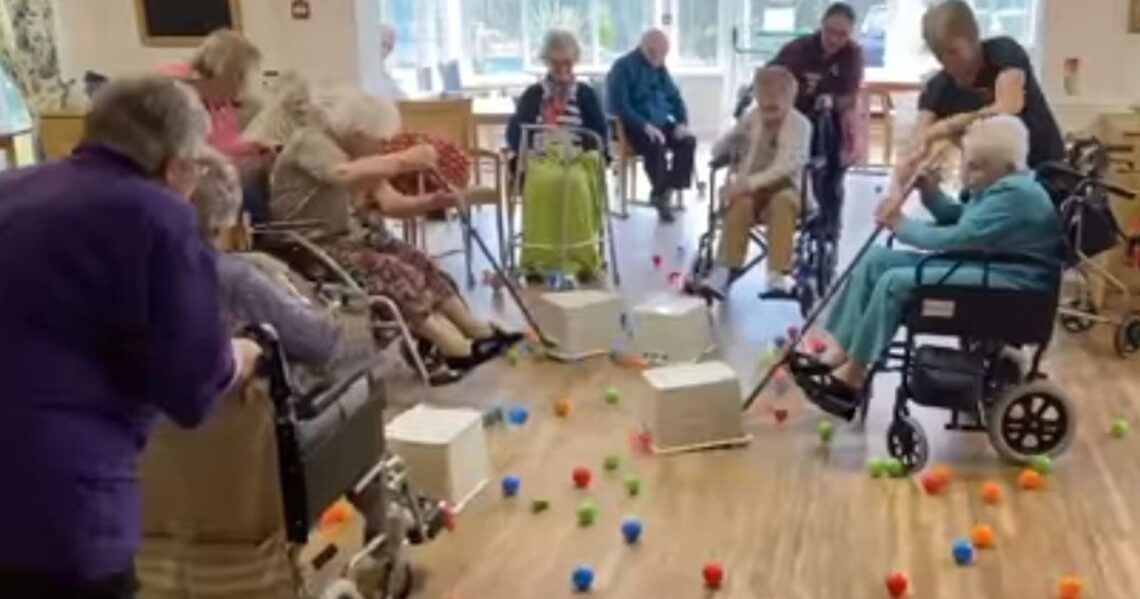 Ancianas jugando al Tragabolas