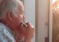Anciano con alzheimer tocando la armónica