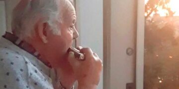 Anciano con alzheimer tocando la armónica