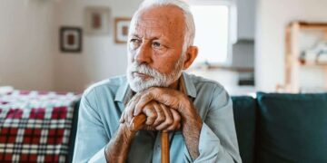 Anciano preocupado ante la actual situación de los viajes del IMSERSO