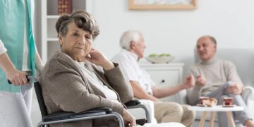 Mujer mayor en un geriatrico dependencia