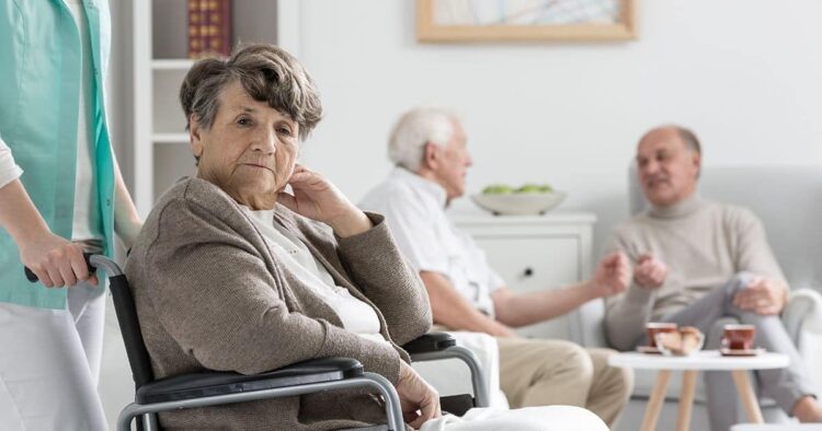 Mujer mayor en un geriatrico dependencia